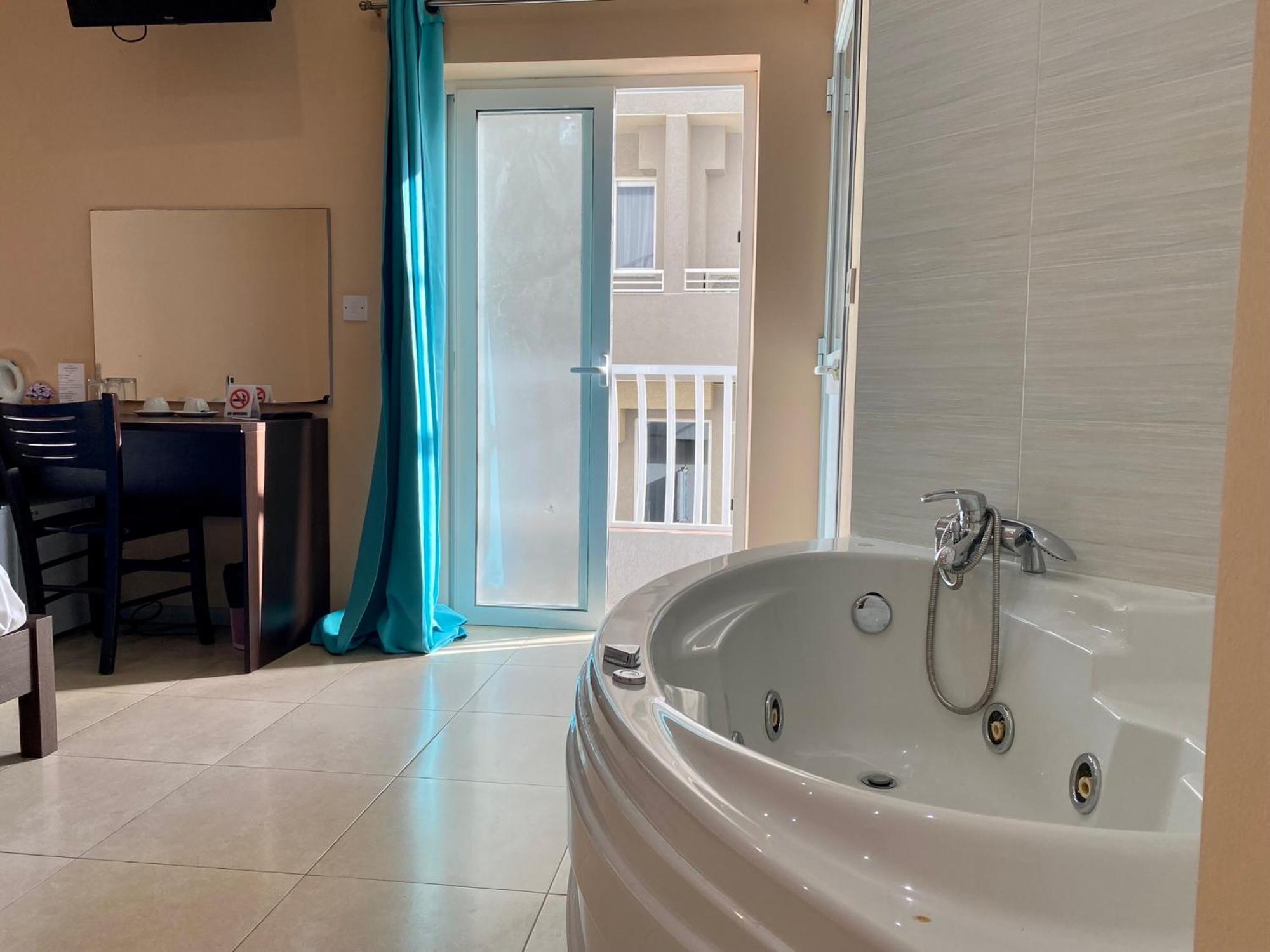 Malta Paradise Central Accomodation Hotel San Ġiljan Kültér fotó