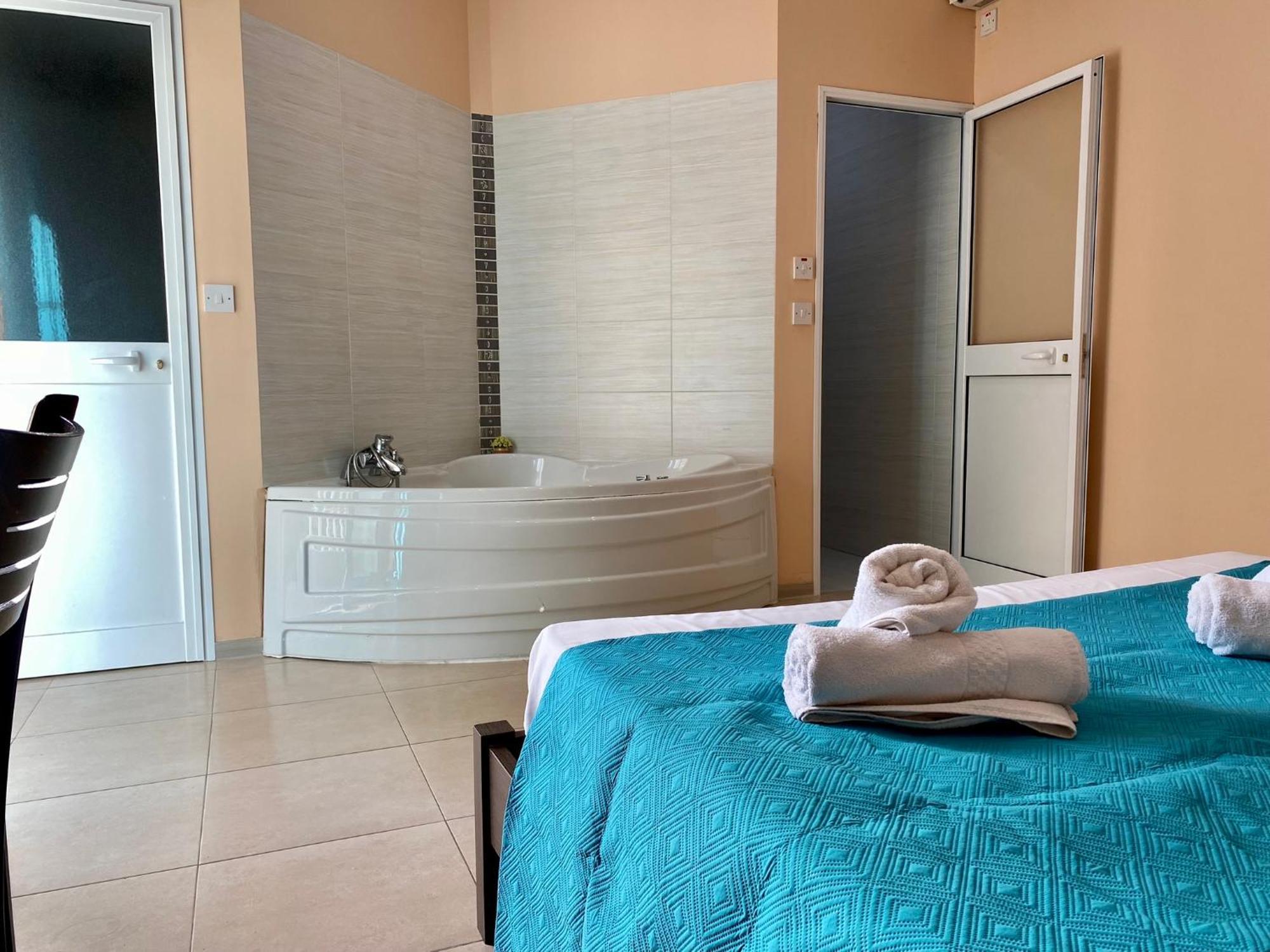 Malta Paradise Central Accomodation Hotel San Ġiljan Kültér fotó
